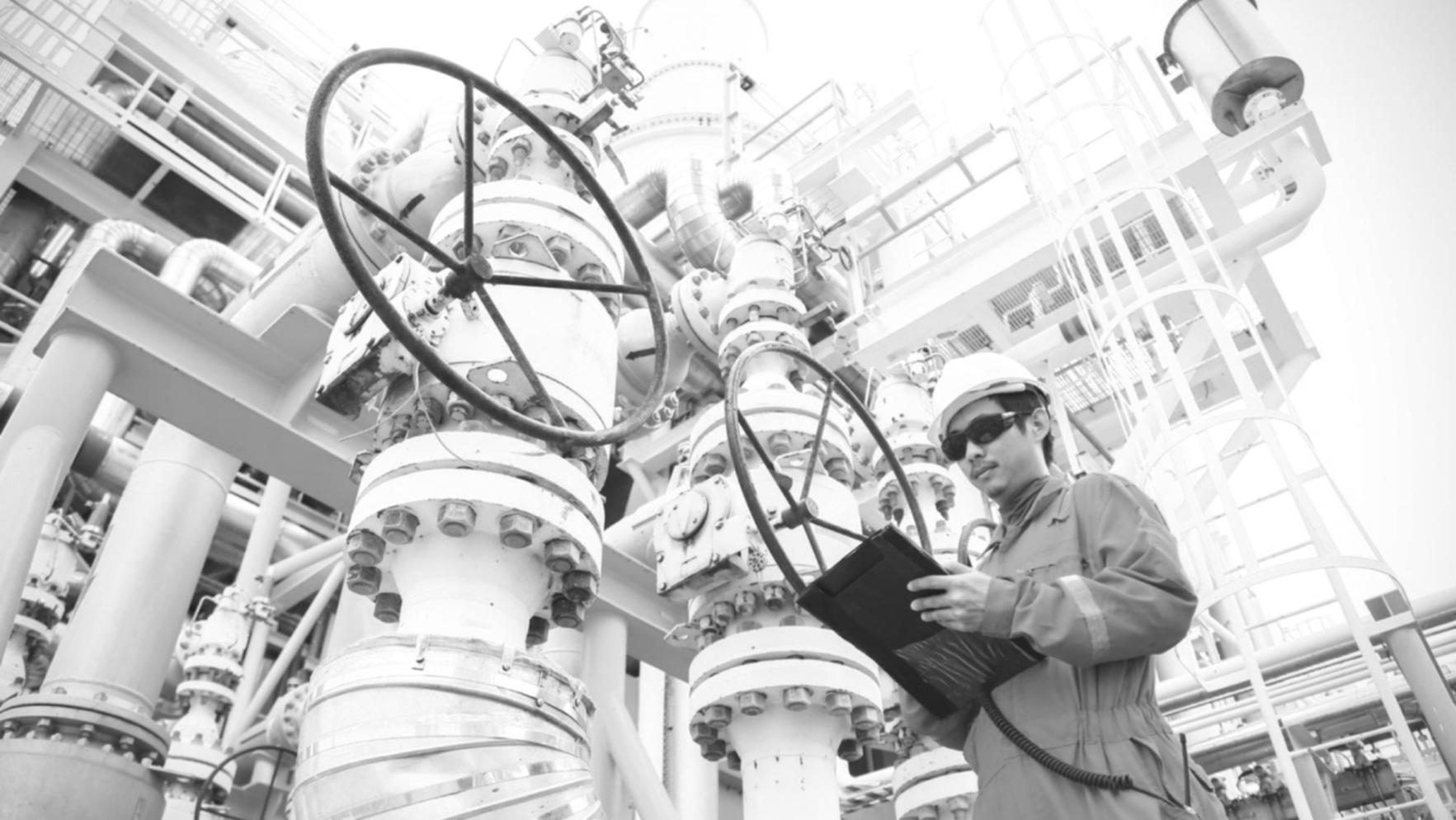 Professionals werken samen aan offshore technische oplossingen